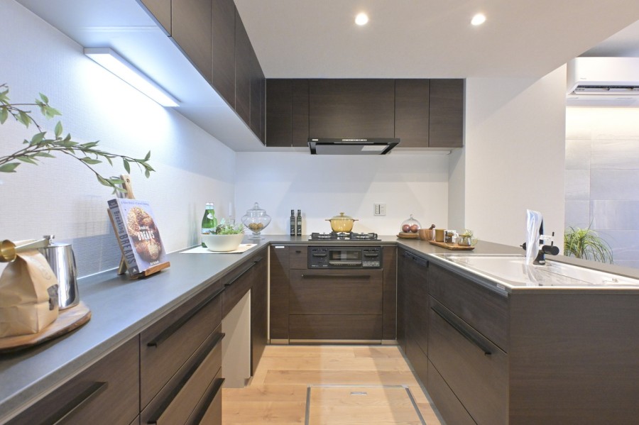 U字型で調理のしやすい、トクラス製システムキッチンを新しく設置しました。カップボードには食器の収納、電気調理器など、人気の家電をお洒落にディスプレイしていただけます。