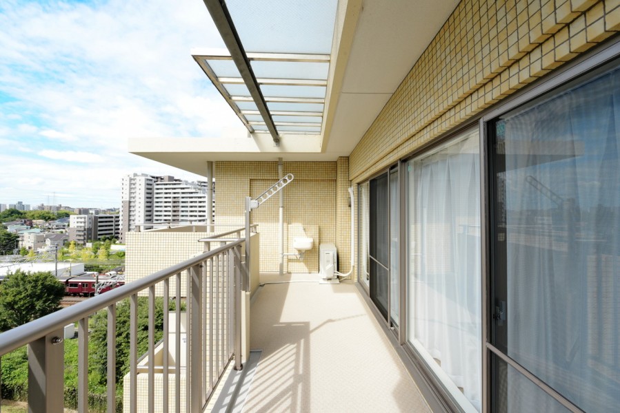 南側の広々としたバルコニーにはスロップシンク完備で、お掃除の際に便利です。三方角住戸で、全てのお部屋がバルコニーに面しており、優しい光と風が入ります。キッチン・浴室・洗面室にも窓があります。