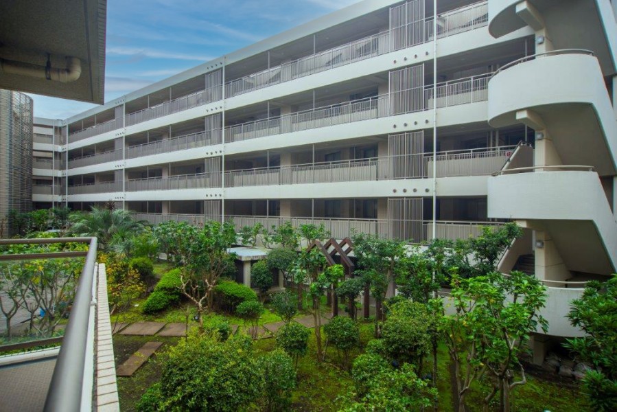 バルコニーの下には、中庭が広がり爽やかな風が感じられるリフレッシュにぴったりな空間です。ほっと一息つき、日々をアップデートできそうです。