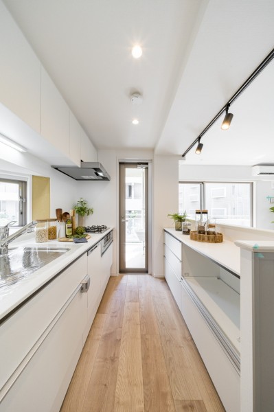 窓があり自然な明かりを取り込むキッチンスペースです。キッチンとお揃いのカップボードを設置。コーヒーメーカーやトースター、食器等の収納に便利でキッチンをすっきりとお使いいただけます。