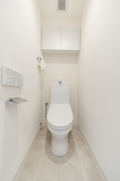 毎日使う場所だからこそ、清潔感と使いやすさを考慮したレストルームです。TOTO製ウォシュレット一体型のトイレは、お掃除の手助けをしてくれる便利機能が搭載されています。