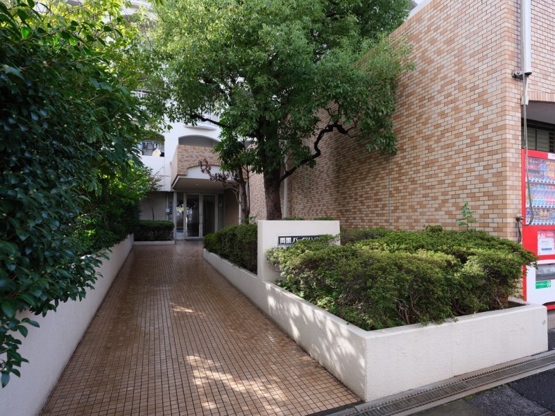 時代の移ろいを重ね、大切に住み継がれてきたマンションです。エントランスの緑の植栽が安らぎに満ちた生活空間を予感させてくれます。