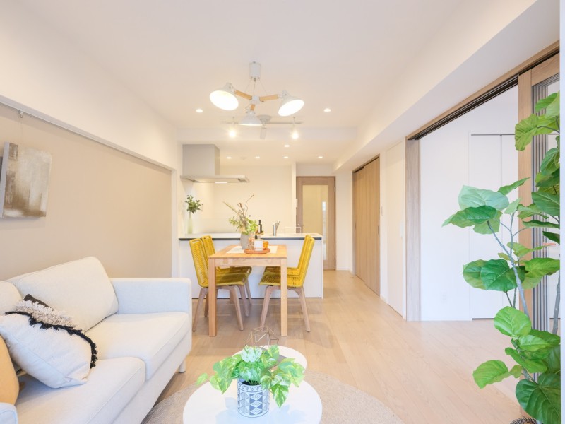 温もり溢れる木目調の床材や建具に包まれたリビングダイニングは、心休まるあたたかな空間に仕上がりました。都市生活のやすらぎを深め、ご家族と快適な暮らしが叶う住まいです。