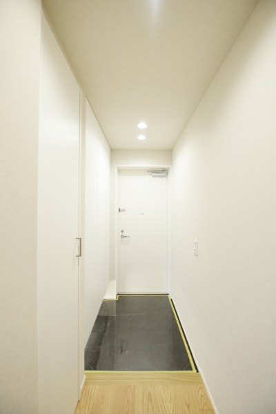 .たっぷり収納できる大容量のシューズボックスと玄関収納を設置しました。人感センサーライト設置済みで、手が塞がっている時も、遅い時間のご帰宅でも自動点灯で安心です。