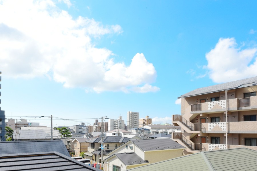 前面に高い建物も無いので、時間と共に変化していく大きな空を眺めながら、ほっと一息つきたくなるような景色があります