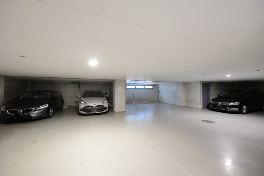 平成8年建築、総戸数12戸のマンションです。駐車場は屋内平面式ですので、お車も傷みにくく、また雨の日の乗り降りも楽です。大切なお車も長く、愛着を持って乗って頂けます（空き状況を保証するものではありません）