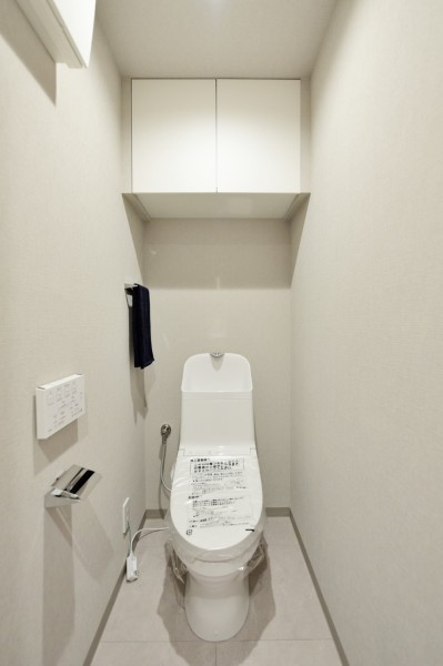 TOTO製ウォシュレット一体型トイレ新規交換済みです。お掃除しやすい機能が多数搭載されており、いつもきれいな空間を保てます。吊戸棚を設置していますので、小物類の収納にも便利です。
