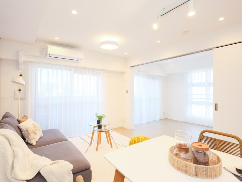 大きな窓からたっぷりの光が差し込み、開放的なリビングダイニングです。心地よい時間が流れ、明日への活力を養うことができる居心地の良いお部屋です。