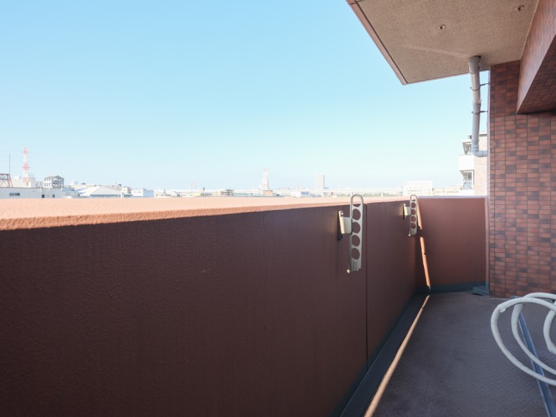 南向きで採光性のとれたバルコニーです。暮らしに大切な光と風をめいっぱい感じることができるリフレッシュスペースです。