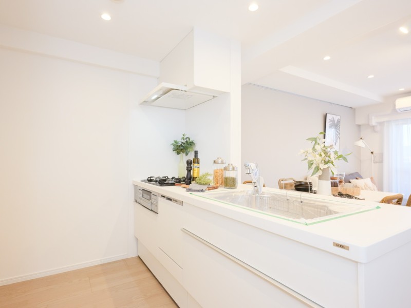 開放的なオープンキッチンは、住まいと暮らしにフィットするデザイン性と機能性を兼ね備えています。コンロ側は壁付けになっているので、お手入れラクラクです♪