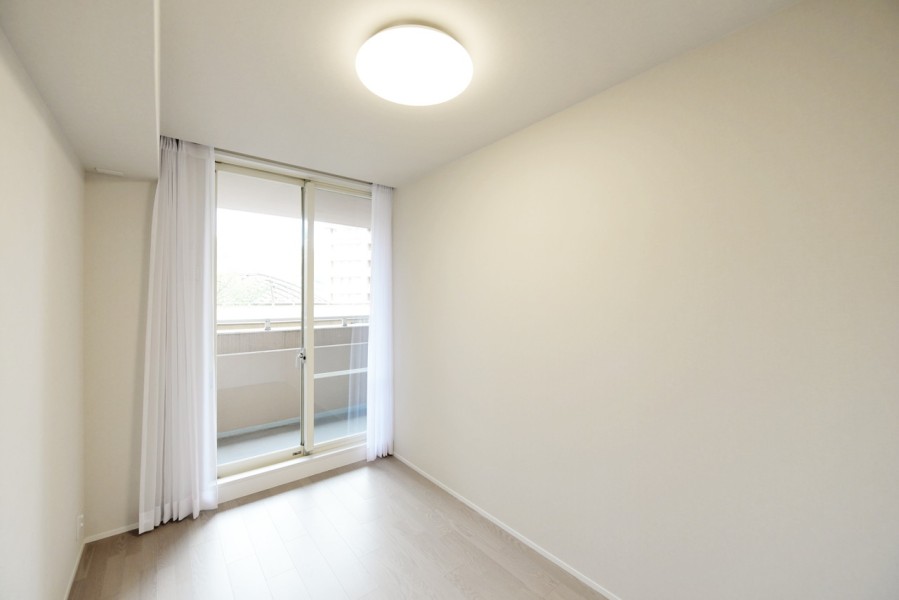 洋室2（約4.5帖）はリビングから少し距離を置いて、静かに課題や自分の時間に没頭できる空間です。書斎や子供部屋、ワークスペースにおすすめです。バルコニーに面し、優しい光が入ります。