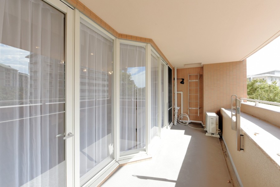 南西向きの広々としたバルコニーがお部屋の中に優しい光と風を運んでくれます。両面バルコニーで快適な空間を保てます。水栓がありますので、お掃除の際にも便利です。