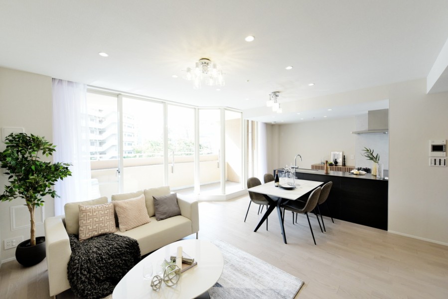 壁にはタイルを貼り、主張しすぎないエレガントな空間を演出しています。明るく開放的で、家族がゆったりと集える４ＬＤＫの間取りです。ペット飼育可能ですので、大切な家族と一緒に新生活をスタート出来ます。