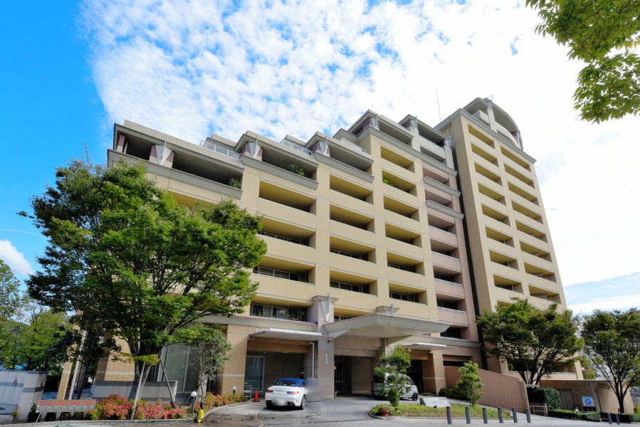 平成15年建築、住友不動産旧分譲です。総戸数210戸、気品あふれる瀟洒な外観の大規模レジデンスです。管理人常駐で安心、ゲストルームやパーティールーム、コミュニティールームなど共用施設も充実しています。