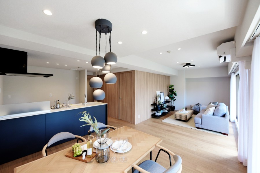 LDK約20.2帖、南向きのバルコニーから優しい光の差し込む南東角住戸です。ホワイトオークのフローリングは家具や船材などに重用される堅固な風合いが特徴で、ナチュラルな雰囲気のお部屋になっています。