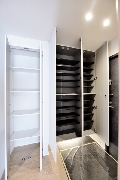 玄関には大容量のシューズボックスを設置しましたので、家族の靴もたっぷり収納出来ます。玄関横にある収納は、お出かけの時にサッと取り出したい物や、家族共有のもの、レイングッズなどの収納に便利です