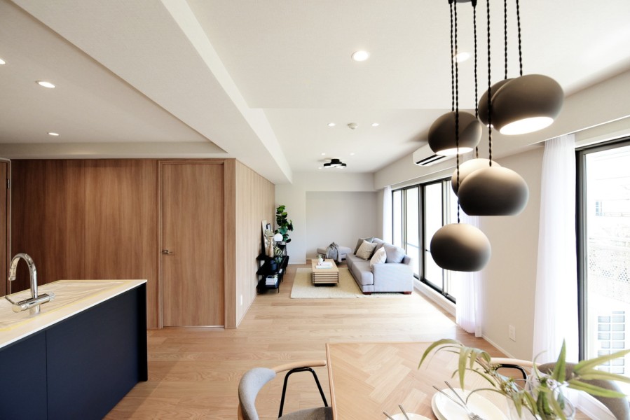 .横長のリビングは南向きの窓からたっぷりの陽の光をお部屋に取り入れています。家具の配置もしやすく、余裕のある空間で、家族が自然と集まる団らんの空間になりそうです。