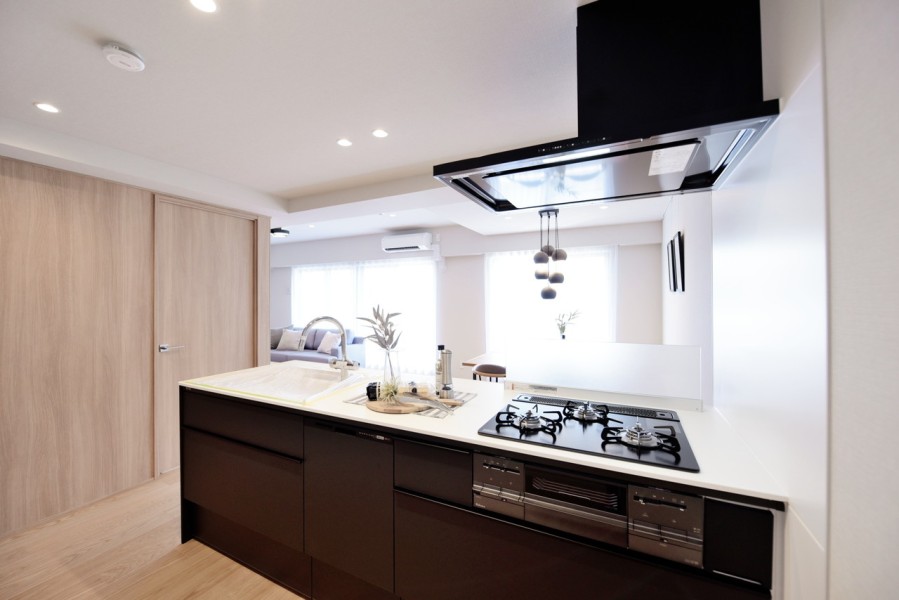 対面式のシステムキッチンで、リビングの家族とコミュニケーションも取りやすく、南向きのお部屋の開放感を感じながら家事が出来ます。食器洗浄乾燥機完備で、家事の時短にも役立ちます。