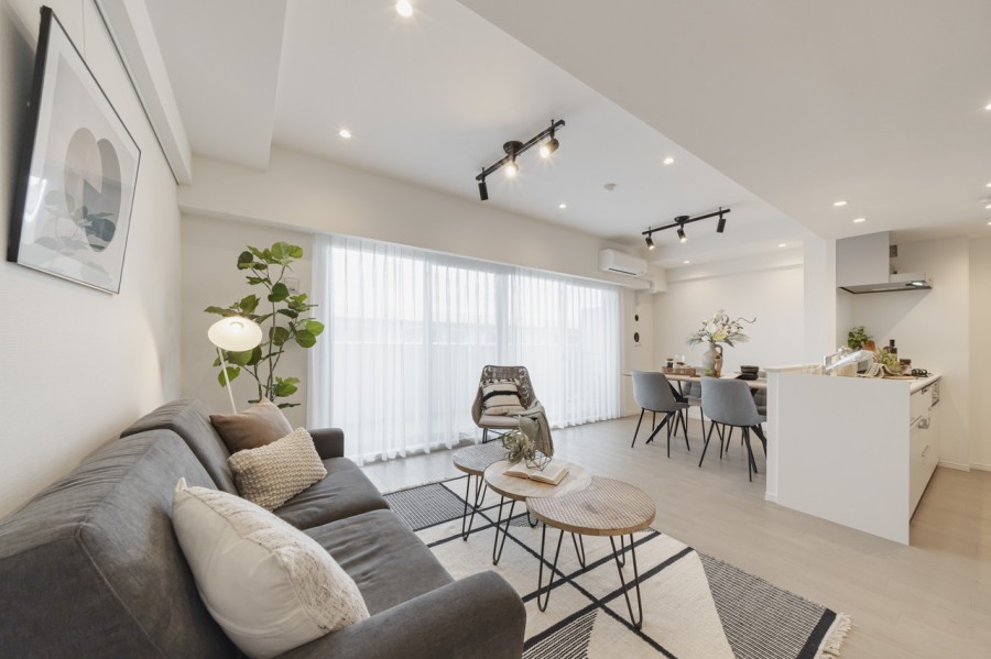 優しい光が差し込み穏やかな時間に纏われたリビングダイニングです。爽やかなホワイトクロスと明るい色のフローリングは、シンプルで洗練された佇まいを感じさせるお部屋です。