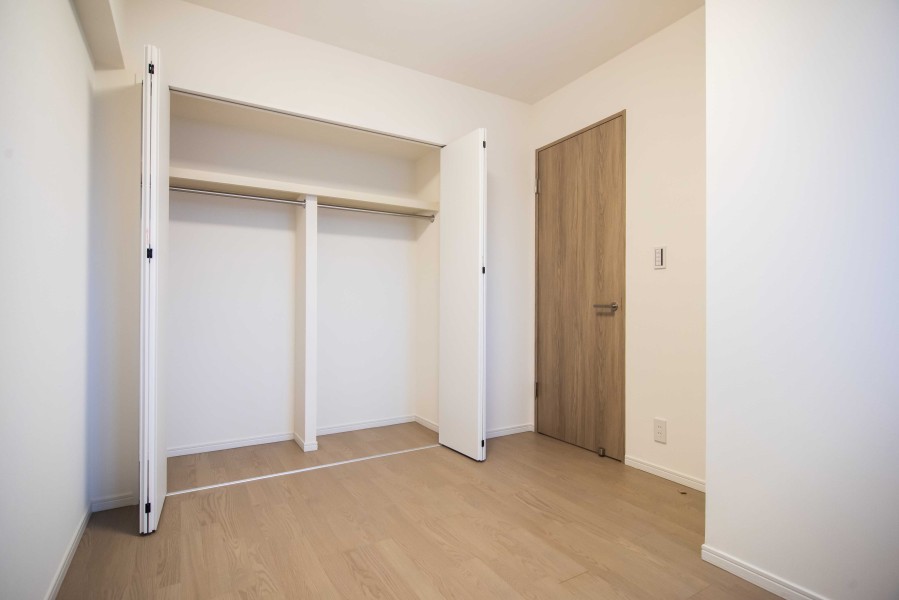 洋室2は、廊下からアクセスするプライベートルーム。クローゼットがあるので、居室部分を余すことなく使えるよう、住まう人を思った工夫が施されたお部屋です。