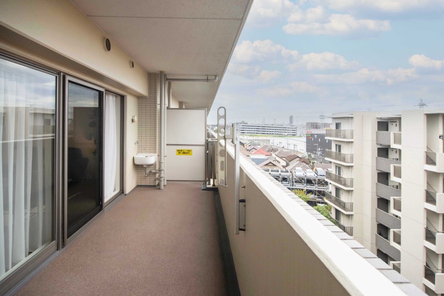 対面の建物との距離が離れているため、採光性が高く陽当たり良好なバルコニーです。洗濯金物付きで晴れた日にはしっかりと洗濯物を乾かせそうです。スロップシンクがありますので、お掃除にも便利です。