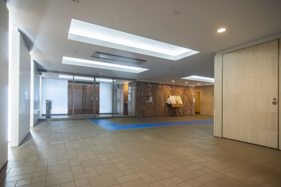 清潔に保たれ広々としたマンションエントランスホールです。心地の良い安らぎに満ちた暮らしへ誘います。
