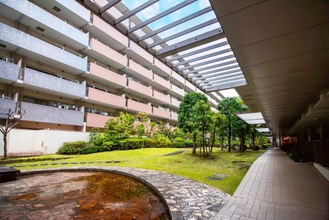 中庭は建物で囲まれているので、お子様の遊び場やリフレッシュ空間として、プライバシーが守られています。日当たりが良く、居心地の良さを感じていただける空間です。