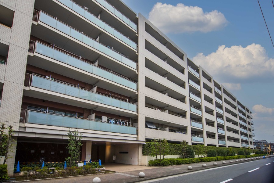 総戸数206戸の大規模マンションです。緑豊かな中庭があり、リフレッシュしたい時の安らぎの空間をお過ごしいただけます。『川崎』駅よりバスもでているので、住みやすい環境です。