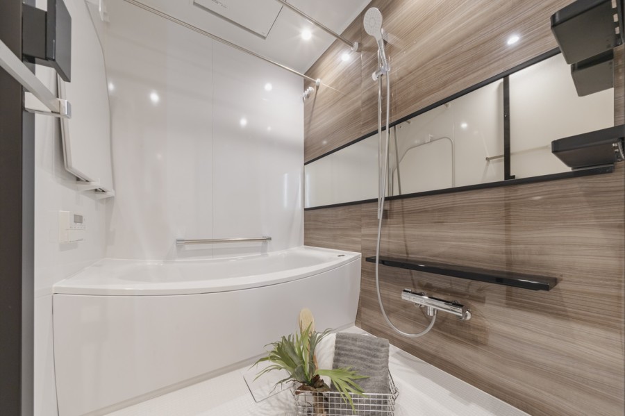毎日のバスタイムを贅沢に、豊かにしてくれるバスルームです。美しいカーブと全身を包み込むような入浴感が特長の浴槽は、くつろぎの空間が演出してくれます。