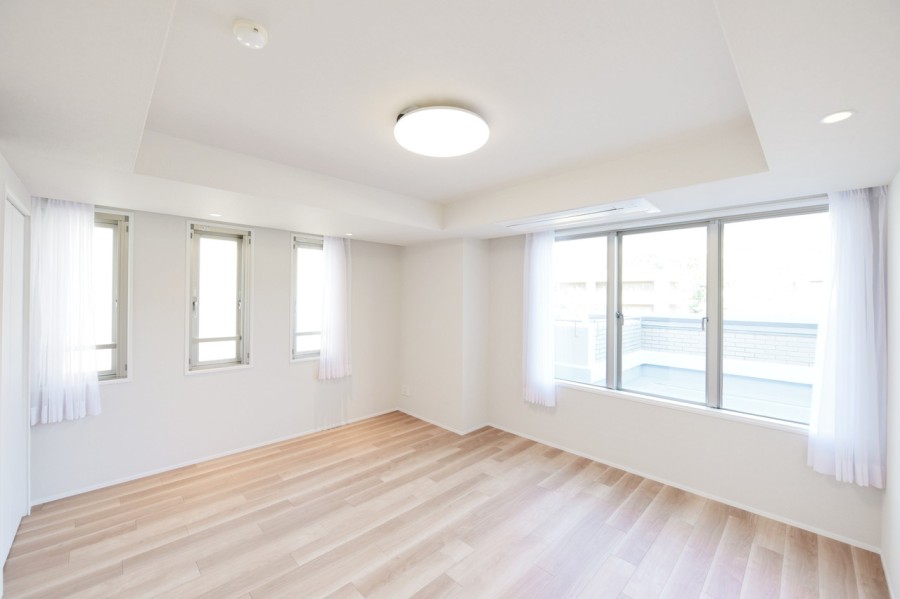 洋室1（約9.6帖）は二面採光で明るく開放感があります。ベッドを置いても余裕のある広さで、主寝室におすすめです。ルーフバルコニーからの景色や空気を感じながら、心と体をしっかりと休めることができます。