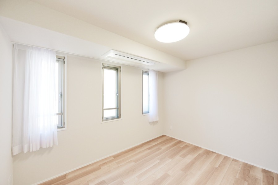 洋室3（約6.2帖）は西側に窓のあるお部屋です。エアコンも設置済みで、快適に自分の時間や課題に集中でき、ワークスペースや子供部屋におすすめです。