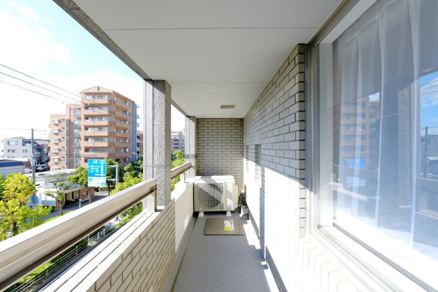 南向きのバルコニーはお部屋の中に優しい光を運んでくれます。前面道路の山手幹線には街路樹が植えられ、目を癒してくれます。歩道もきちんと整えられ、生活しやすい住環境が魅力的です。