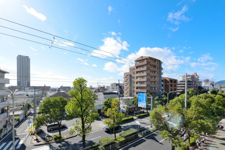 3階部分の南・西・北の3方角住戸で、陽当たり・通風良好です。前面道路も広々としており、遮る建物もございませんので、スッキリとした眺望が広がります。