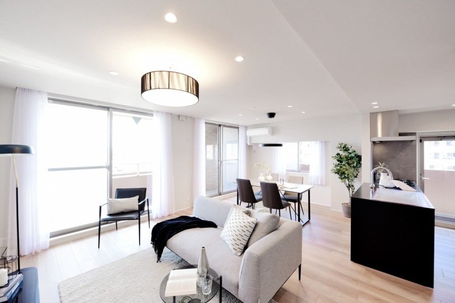 南西北の三方角住戸のお部屋で、二面採光の明るいリビングです。約18.7帖のゆったりとしたリビングには床暖房も完備で、足元からぽかぽか快適にくつろげます。キッチンには勝手口もあり機能的な間取りです。