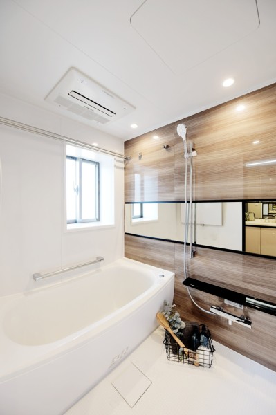 浴室はTOTO製のユニットバスを採用しています。角部屋ですので、窓があり換気もしっかりと行えます。浴室暖房乾燥機完備で、梅雨時の衣類の乾燥や冬場の暖房運転など一年中快適にお使い頂けます。