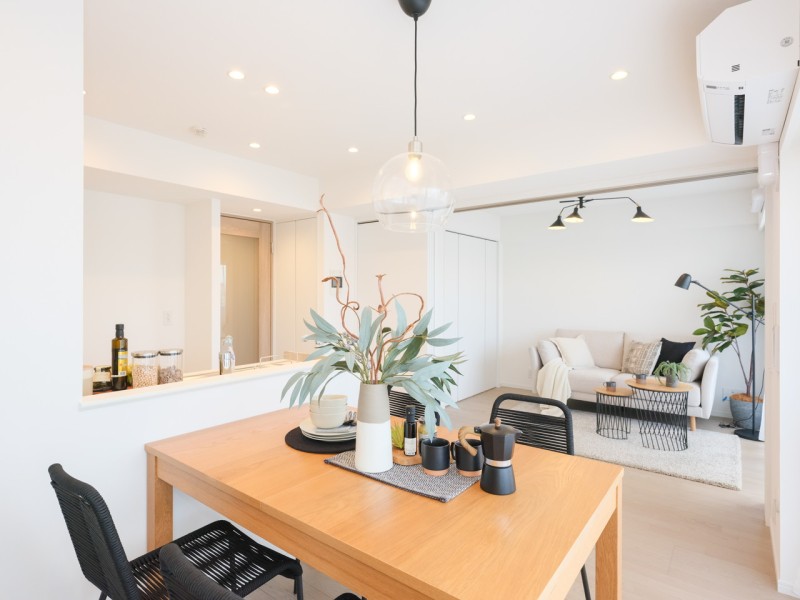 11階部分のお部屋からは、明るい自然光が降り注ぎ、彩り豊かな暮らしを演出します。おだやかな空気に纏われたダイニングキッチンです。