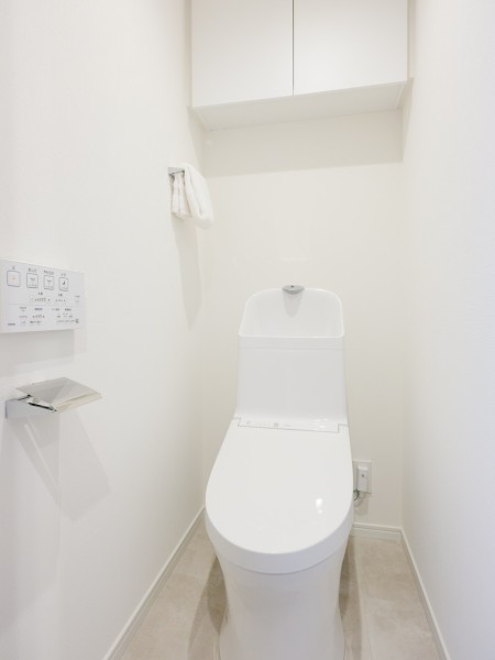 優れた節水効果や汚れが付きにくい便座など、ほしかった機能が揃ったウォシュレット一体型トイレです。上部には吊戸棚を備え付けました。