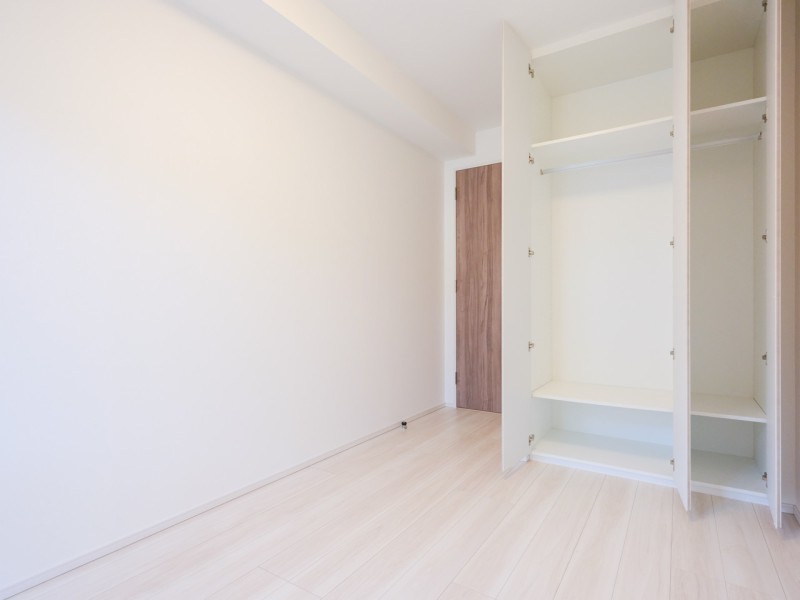 洋室2の収納は、ハンガーパイプに枕棚、お洋服や小物類も収納しやすいクローゼットがあるのでお部屋をスッキリとお使いいただけます。