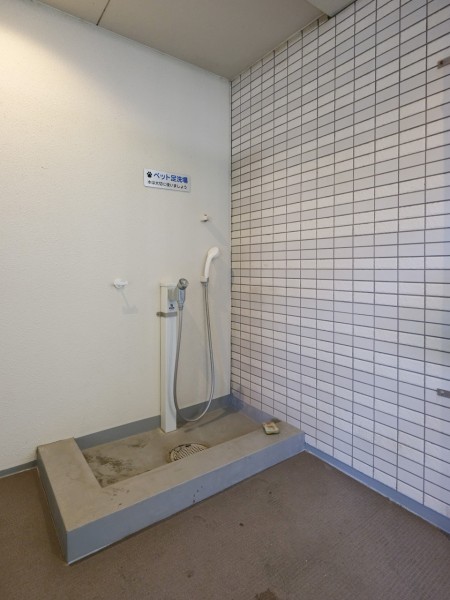 ペット足洗い場があるので、お散歩の後、お部屋に入る前に足の汚れを落としていただけます。