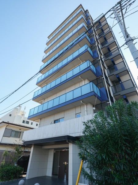 『片瀬江ノ島』駅徒歩４分。公園をはじめ近隣には緑があり、海岸へは徒歩圏内で行ける自然豊かな住環境です。屋上にはスカイテラスがあるので、湘南のロケーションを楽しめます♪