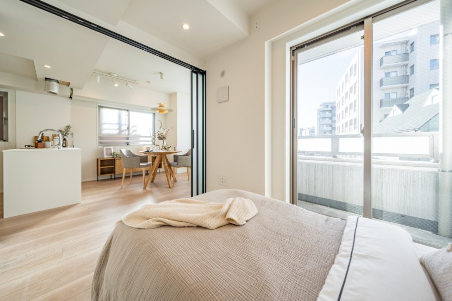 リビングと洋室を仕切る扉は、解放感を感じられるガラス扉を用いました。リビングからの光も取り込めて、よりすっきりとした印象の仕上がりです。