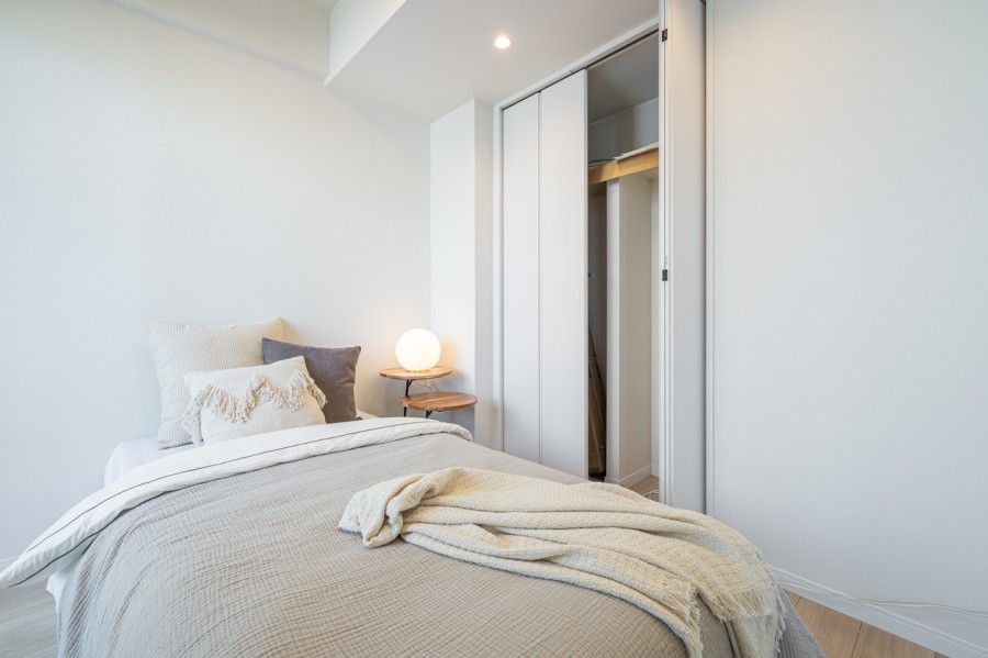 枕棚がしっかりと確保されたクローゼットを設置。お洋服や小物類も収納しやすくなっています。