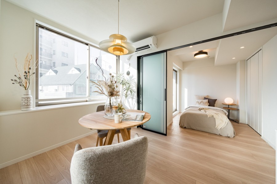 リビングダイニングは、白を基調とした明るくシンプルで洗練された佇まいを感じさせるお部屋です。都市生活のやすらぎを深める、快適な暮らしが叶う住まいです。