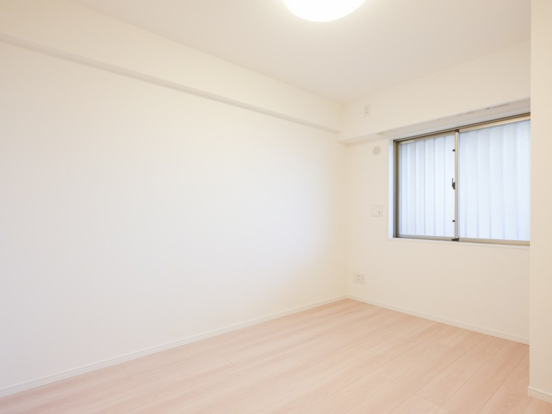 洋室1は、廊下からアクセスするプライベートルームです。柔らかな光が差し込むお部屋は、主寝室としても、勉強や読書など落ち着いて作業したいときにもぴったりのお部屋です。