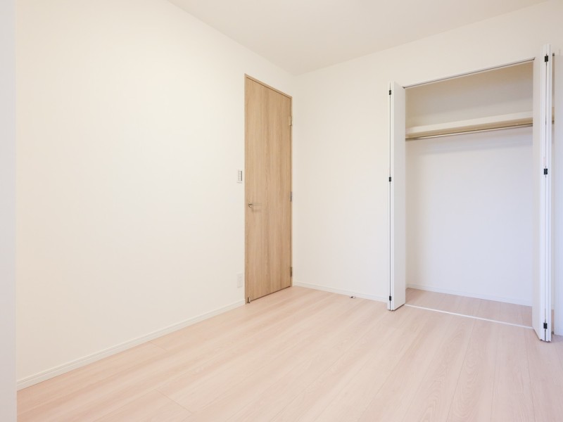 洋室1にはクローゼットがついていますので、居住スペースを広々とお使いいただけます♪