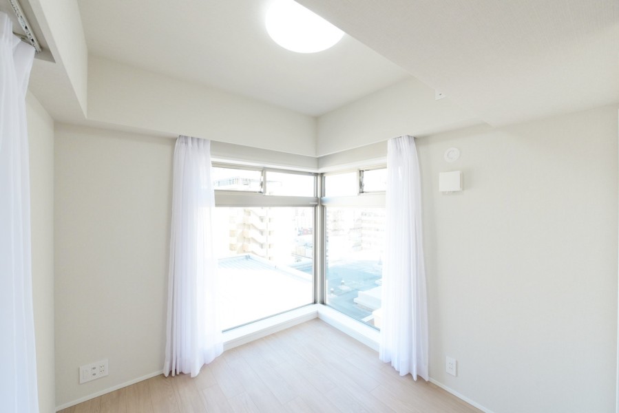 洋室2（約5.0帖）はコーナー窓から明るい光の入るお部屋です。リビングから離れて静かに作業や課題、自分の時間に集中できる子供部屋や主寝室におすすめです。