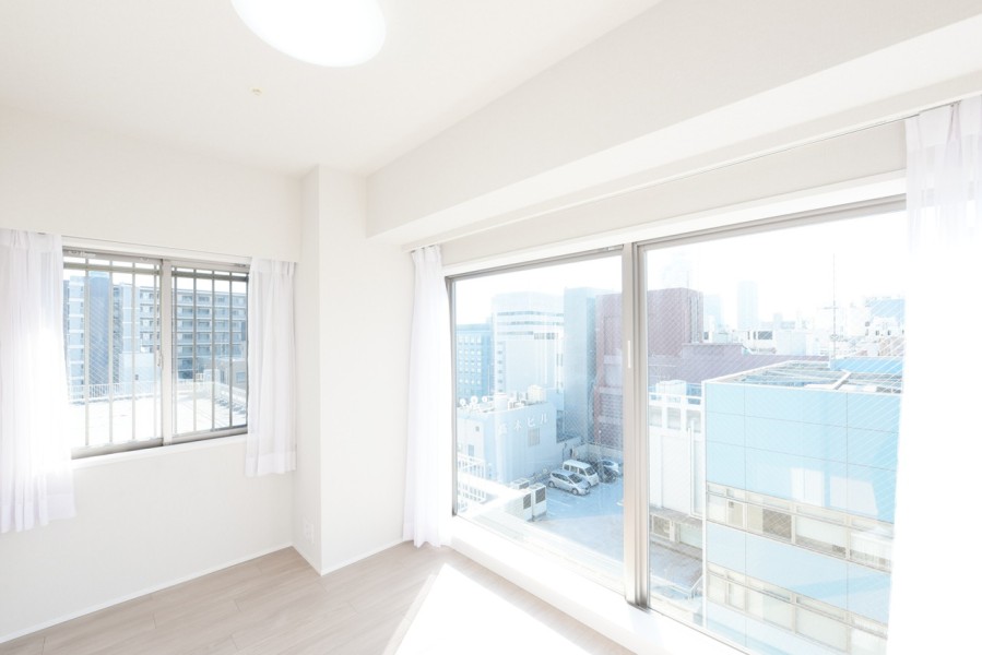 洋室3（約5.0帖）は南側の大きな開口が特徴で、明るく開放感があります。陽の光をたっぷりと感じ、気持ちよく朝を迎えることができます。