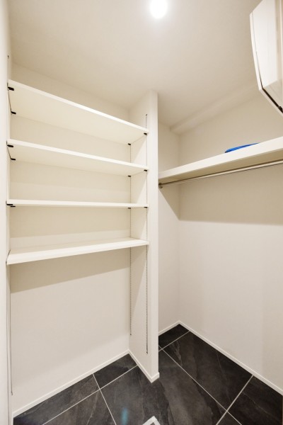 玄関には大容量のシューズインクローゼットを設置しました。ハンガーパイプも設置していますので、お出かけの際に羽織りたい上着や、レインコートなどもかけておくことができ、便利です。