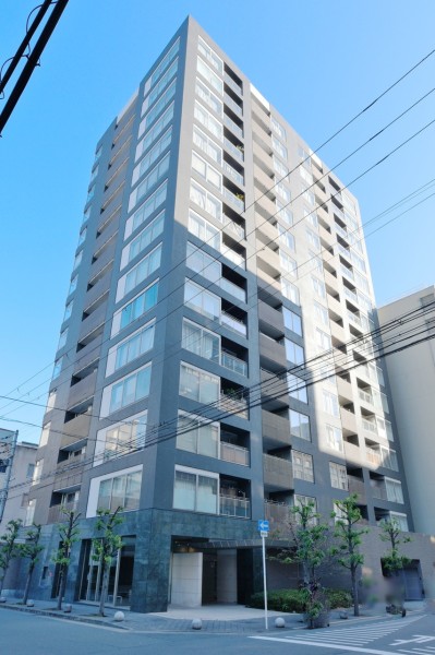 住友不動産旧分譲の平成17年建築の建物です。地下鉄谷町線・堺筋線南森町駅徒歩3分、JR大阪天満宮駅徒歩4分で各方面へのお出かけも便利な立地です。西天満公園に隣接、ペット飼育可能です。