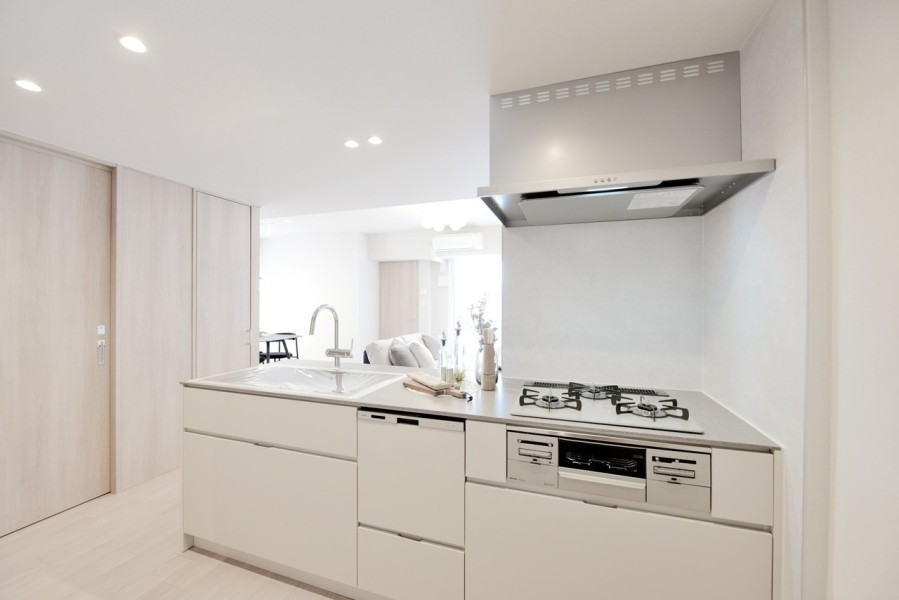 田中工藝社製のオリジナル造作システムキッチンです。お部屋の雰囲気に合った柔らかい印象のキッチンは、対面式なので家族とのコミュニケーションをとりながら家事が出来ます。家事の時短に役立つ食洗器完備です。